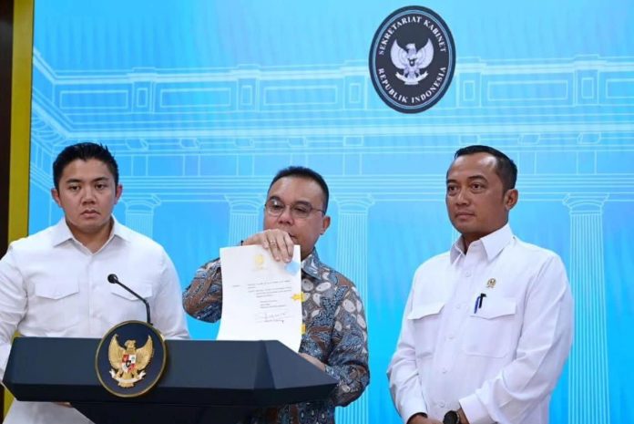 FOTO: Wakil Ketua DPR RI Sufmi Dasco Ahmad, Menteri Sekretaris Negara Prasetyo Hadi, dan Sekretaris Kabinet Teddy Indra Wijaya memberikan keterangan pers bersama di Ruang Sidang Kabinet, Istana Kepresidenan Jakarta, pada Selasa, 25 November 2025. (Foto: BPMI Setpres)