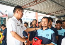 PKBM Mattirowalie Berikan Bantuan Alat Tulis untuk WBP Rutan Kelas IIB Barru di Momen Hari Guru Nasional FOTO: Bantuan alat tulis tersebut diserahkan langsung oleh Kepala Rutan Kelas IIB Barru, Amsar, pada Selasa, 25 November 2025.