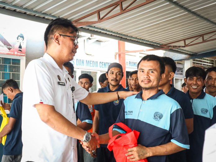 FOTO: Bantuan alat tulis tersebut diserahkan langsung oleh Kepala Rutan Kelas IIB Barru, Amsar, pada Selasa, 25 November 2025.