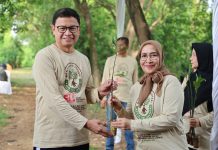 Taruna Ikrar Tanam Pohon di HUT ke-58 KADIN: Menjulang dalam Ekonomi, Membumi dengan UMKM, Mengakar pada Konservasi Mangrove Kepala Badan Pengawas Obat dan Makanan Republik Indonesia (BPOM RI), Prof. Dr. Taruna Ikrar, M.Biomed., Ph.D., turut melakukan penanaman pohon mangrove pada peringatan HUT ke-58 Kamar Dagang dan Industri (KADIN) DKI Jakarta, Kamis (27/11/2025).