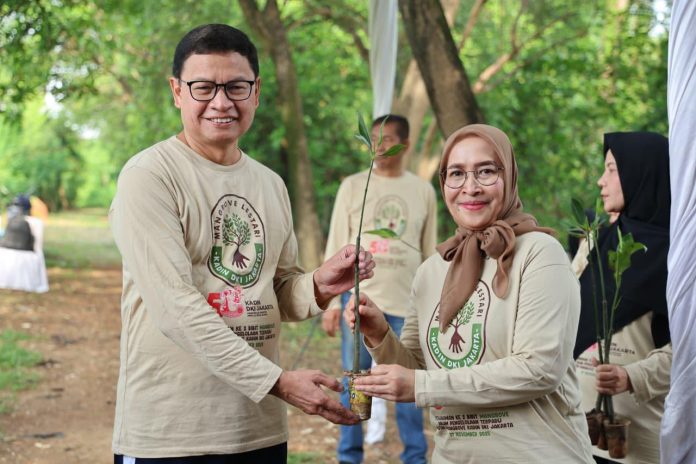Kepala Badan Pengawas Obat dan Makanan Republik Indonesia (BPOM RI), Prof. Dr. Taruna Ikrar, M.Biomed., Ph.D., turut melakukan penanaman pohon mangrove pada peringatan HUT ke-58 Kamar Dagang dan Industri (KADIN) DKI Jakarta, Kamis (27/11/2025).