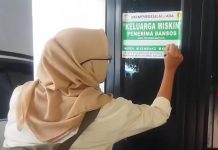 Banyak Penerima Bantuan Mundur, Usai Rumahnya Dipasangkan Label “Keluarga Miskin Penerima Bansos” Ini Kata Mensos FOTO: Petugas pendataan saat mendatangi keluarga penerima bansos untuk melakukan data penerima bantuan sosial. (Hasil tangkapan layar dari akun tiktok @metro bogor)