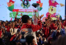 Unhas Pertahankan Piala Adhikarta Kertawidya di PIMNAS 38: Bukti Keunggulan FOTO: Rektor Unhas, Prof. Dr. Ir. Jamaluddin Jompa, M.Sc., saat mengangkat Piala Adhikarta Kertawidya pada Pekan Ilmiah Mahasiswa Nasional (PIMNAS) ke-38.