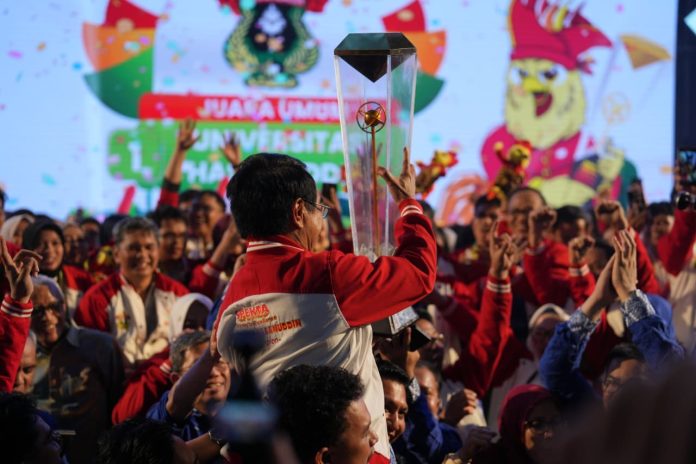 FOTO: Rektor Unhas, Prof. Dr. Ir. Jamaluddin Jompa, M.Sc., saat mengangkat Piala Adhikarta Kertawidya pada Pekan Ilmiah Mahasiswa Nasional (PIMNAS) ke-38.