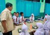 Wakil Kepala BGN Sebutkan Perhari Rp 1 Triliun Aliran Dana ke SPPG di Seluruh Daerah FOTO: Presiden Prabowo saat melihat langsung para siswa sekolah dasar menikmati makanan bergizi gratis (MBG). (Sumber: BPMI Setpres)