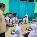 Wakil Kepala BGN Sebutkan Perhari Rp 1 Triliun Aliran Dana ke SPPG di Seluruh Daerah FOTO: Presiden Prabowo saat melihat langsung para siswa sekolah dasar menikmati makanan bergizi gratis (MBG). (Sumber: BPMI Setpres)