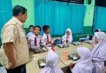 Wakil Kepala BGN Sebutkan Perhari Rp 1 Triliun Aliran Dana ke SPPG di Seluruh Daerah FOTO: Presiden Prabowo saat melihat langsung para siswa sekolah dasar menikmati makanan bergizi gratis (MBG). (Sumber: BPMI Setpres)