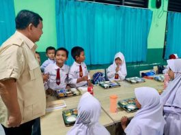 Wakil Kepala BGN Sebutkan Perhari Rp 1 Triliun Aliran Dana ke SPPG di Seluruh Daerah FOTO: Presiden Prabowo saat melihat langsung para siswa sekolah dasar menikmati makanan bergizi gratis (MBG). (Sumber: BPMI Setpres)
