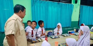 Wakil Kepala BGN Sebutkan Perhari Rp 1 Triliun Aliran Dana ke SPPG di Seluruh Daerah FOTO: Presiden Prabowo saat melihat langsung para siswa sekolah dasar menikmati makanan bergizi gratis (MBG). (Sumber: BPMI Setpres)