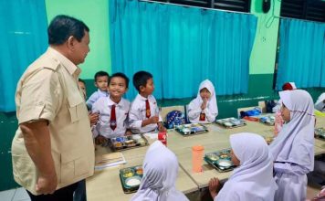 Wakil Kepala BGN Sebutkan Perhari Rp 1 Triliun Aliran Dana ke SPPG di Seluruh Daerah FOTO: Presiden Prabowo saat melihat langsung para siswa sekolah dasar menikmati makanan bergizi gratis (MBG). (Sumber: BPMI Setpres)