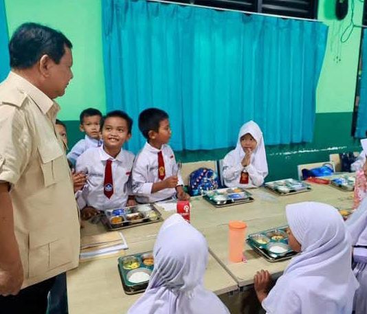 Wakil Kepala BGN Sebutkan Perhari Rp 1 Triliun Aliran Dana ke SPPG di Seluruh Daerah FOTO: Presiden Prabowo saat melihat langsung para siswa sekolah dasar menikmati makanan bergizi gratis (MBG). (Sumber: BPMI Setpres)
