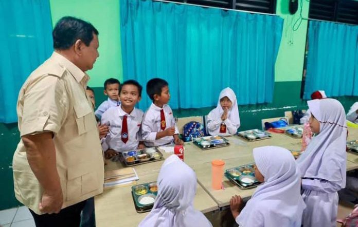 FOTO: Presiden Prabowo saat melihat langsung para siswa sekolah dasar menikmati makanan bergizi gratis (MBG). (Sumber: BPMI Setpres)