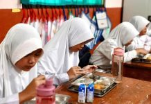 Pelayanan MBG 5 Hari dalam Seminggu, Pemerintah Hemat Rp20 triliun FOTO: Siswa sekolah dasar di Indonesia menikmati makanan bergizi gratis (MBG). (Sumber: BPMI Setpres)