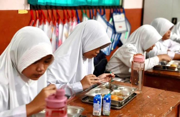 FOTO: Siswa sekolah dasar di Indonesia menikmati makanan bergizi gratis (MBG). (Sumber: BPMI Setpres)