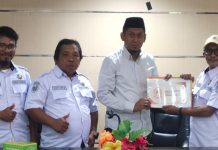 Korcam KONI dan Camat Bersinergi Kembangkan Potensi Atlet di Kecamatan Panakukang FOTO: Paling kanan Koordinator Kecamatan (Korcam) KONI Panakukkang, H. Abd. Kahar, S.Sos.,MM bersama pengurus dan Sekertaris Camat Panakukang.