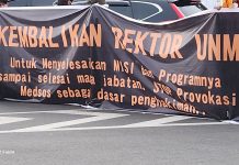 Gelar Aksi, Aliansi Pemuda Nusantara Desak Kemdiktisaintek Kembalikan Jabatan Prof Karta Jayadi FOTO: Aliansi Pemuda Nusantara saat membentang spanduk untuk mendesak Kemdiktisaintek untuk mengaktifkan kembali Prof. Karta Jayadi sebagi rektor Universitas Negeri Makassar.