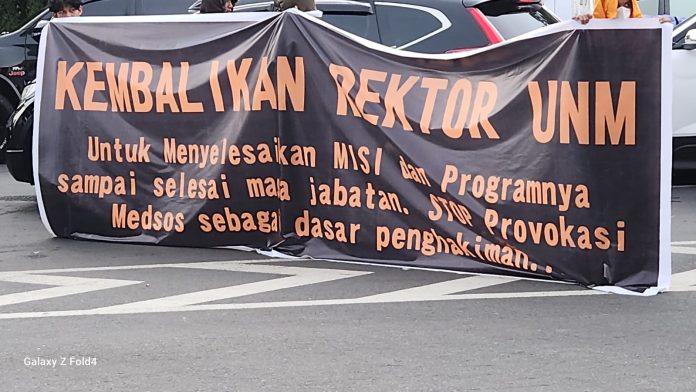 FOTO: Aliansi Pemuda Nusantara saat membentang spanduk untuk mendesak Kemdiktisaintek untuk mengaktifkan kembali Prof. Karta Jayadi sebagi rektor Universitas Negeri Makassar.