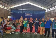 RSUD Pancur Batu Salurkan Bantuan Sembako untuk Korban Banjir di Perumnas Simalingkar FOTO: Rumah Sakit Umum Daerah (RSUD) Pancur Batu menyalurkan bantuan berupa paket sembako kepada masyarakat yang terdampak banjir di Perumnas Simalingkar, Kecamatan Pancur Batu, Kabupaten Deli Serdang, pada Jumat (28/11/2025).