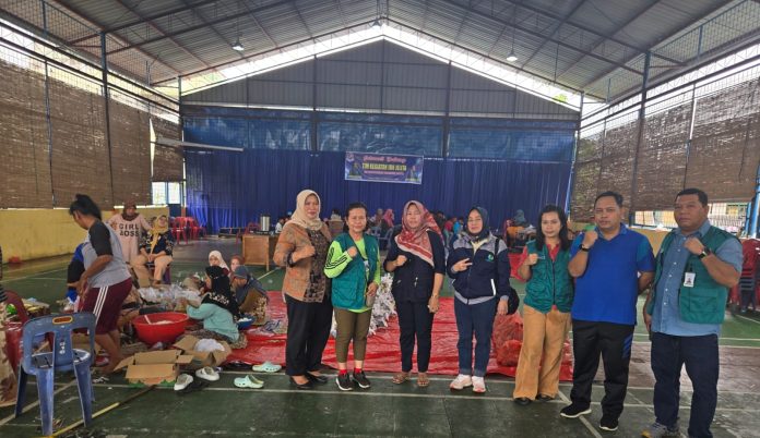 FOTO: Rumah Sakit Umum Daerah (RSUD) Pancur Batu menyalurkan bantuan berupa paket sembako kepada masyarakat yang terdampak banjir di Perumnas Simalingkar, Kecamatan Pancur Batu, Kabupaten Deli Serdang, pada Jumat (28/11/2025).