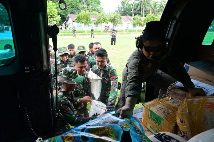 FOTO: Lanud Roesmin Nurjadin (RSN) mengirimkan bantuan kemanusiaan untuk warga terdampak bencana alam di Aceh, Sumatera Utara, dan Sumatera Barat, Sabtu (29/11/2025).