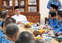 Kepala Bapanas Amran Pimpin Rapat Penyaluran Bantuan Pangan untuk Bencana Aceh, Sumut, dan Sumbar FOTO: Menteri Pertanian sekaligus Kepala Badan Pangan Nasional (Bapanas), Andi Amran Sulaiman, memimpin rapat darurat percepatan penyaluran bantuan pangan untuk penanganan bencana di wilayah Sumatera, Senin (1/12/2025).
