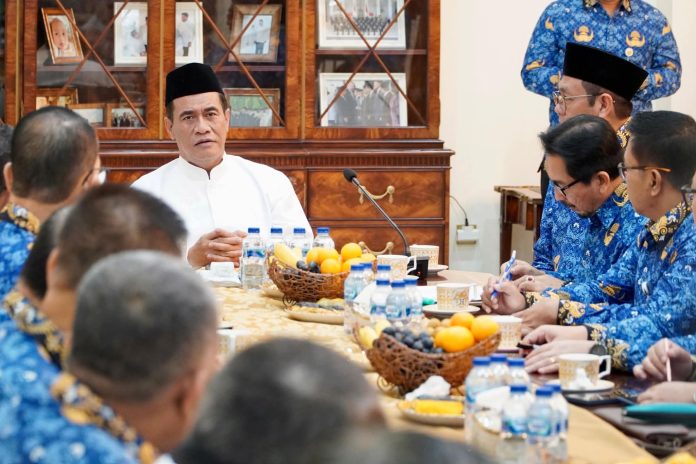 FOTO: Menteri Pertanian sekaligus Kepala Badan Pangan Nasional (Bapanas), Andi Amran Sulaiman, memimpin rapat darurat percepatan penyaluran bantuan pangan untuk penanganan bencana di wilayah Sumatera, Senin (1/12/2025).