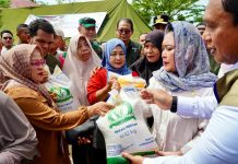 Komisi IV Bersama Bapanas Pantau Penyaluran Pangan di Sumbar FOTO: Ketua Komisi IV DPR RI, Siti Hediati Soeharto, meninjau langsung penyaluran bantuan pangan untuk masyarakat terdampak banjir di Padang, Sumatera Barat, Minggu (30/11/2025).