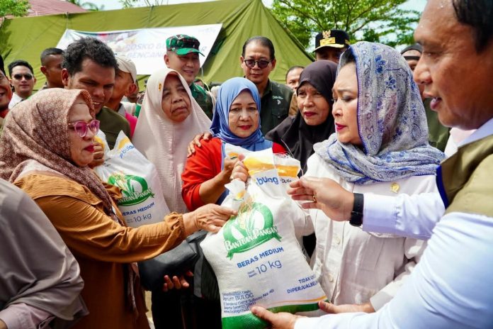 FOTO: Ketua Komisi IV DPR RI, Siti Hediati Soeharto, meninjau langsung penyaluran bantuan pangan untuk masyarakat terdampak banjir di Padang, Sumatera Barat, Minggu (30/11/2025).