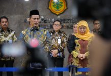 Mentan Amran Siapkan Dukungan Penuh, Tingkatkan Produksi Gula Jatim FOTO: Menteri Pertanian (Mentan) Andi Amran Sulaiman menegaskan komitmen pemerintah pusat untuk memberikan dukungan penuh kepada Provinsi Jawa Timur (Jatim) dalam upaya meningkatkan produksi gula nasional. (Properti Kementan)