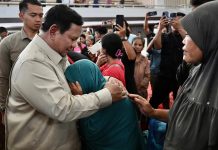 Presiden Tiba di Lokasi Terdampak Banjir Ditemani Gus Ipul FOTO: Presiden dan rombongan tiba di titik pertama sekitar pukul 08.30 WIB. Titik tersebut berada di kawasan pengungsian Tapanuli Tengah, dekat perbatasan dengan Kota Sibolga. (Seskab)