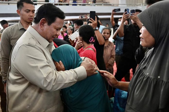FOTO: Presiden dan rombongan tiba di titik pertama sekitar pukul 08.30 WIB. Titik tersebut berada di kawasan pengungsian Tapanuli Tengah, dekat perbatasan dengan Kota Sibolga. (Seskab)