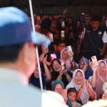 Presiden Prabowo Meninjau Langsung Kondisi Korban Banjir di Kutacane Aceh Tenggara FOTO: Presiden Prabowo meninjau langsung kondisi korban banjir yang kini tinggal di tenda-tenda darurat di Kutacane, Kabupaten Aceh Tenggara, pada Senin, 1 Desember 2025. (Foto: BPMI Setpres)