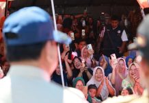 Presiden Prabowo Meninjau Langsung Kondisi Korban Banjir di Kutacane Aceh Tenggara FOTO: Presiden Prabowo meninjau langsung kondisi korban banjir yang kini tinggal di tenda-tenda darurat di Kutacane, Kabupaten Aceh Tenggara, pada Senin, 1 Desember 2025. (Foto: BPMI Setpres)