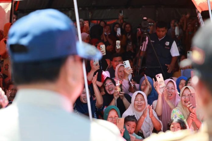 FOTO: Presiden Prabowo meninjau langsung kondisi korban banjir yang kini tinggal di tenda-tenda darurat di Kutacane, Kabupaten Aceh Tenggara, pada Senin, 1 Desember 2025. (Foto: BPMI Setpres)