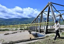 Presiden Tinjau Jembatan Pante Dona yang Putus Akibat Terjangan Banjir Bandang di Aceh Tenggara FOTO: Presiden Prabowo Subianto melakukan peninjauan langsung ke lokasi Jembatan Pante Dona di Kabupaten Aceh Tenggara, pada Senin, 1 Desember 2025. (Foto: BPMI Setpres)