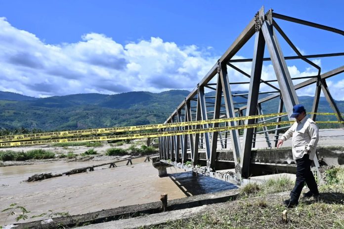 FOTO: Presiden Prabowo Subianto melakukan peninjauan langsung ke lokasi Jembatan Pante Dona di Kabupaten Aceh Tenggara, pada Senin, 1 Desember 2025. (Foto: BPMI Setpres)