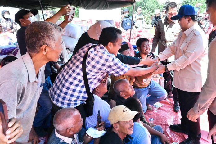 FOTO: Suasana haru dan penuh kehangatan menyelimuti Posko Pengungsian di Desa Bambel Baru, Kabupaten Aceh Tenggara, pada Senin, 1 Desember 2025. (Foto: BPMI Setpres)
