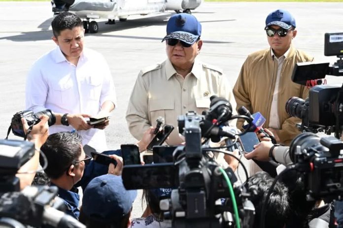 FOTO: Presiden Prabowo Subianto saat memberikan keterangan pers usai mengunjungi warga terdampak banjir bandang di Sumatera. (BPMI Setpres)