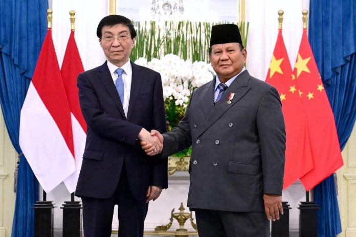 FOTO: Presiden Republik Indonesia, Prabowo Subianto menerima kunjungan kehormatan Ketua Majelis Permusyawaratan Rakyat (MPR) Republik Rakyat Tiongkok (RRT), Wang Huning di Istana Merdeka, Jakarta, pada Kamis, 4 Desember 2025. (Foto: BPMI Setpres)