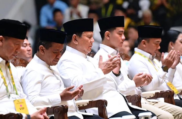 FOTO: Presiden dan Wakil Presiden saat menghadiri puncak peringatan Hari Ulang Tahun (HUT) ke-61 Partai Golkar yang mengusung tema Doa untuk Bangsa di Istora Senayan, Jakarta, pada Jumat, 5 Desember 2025. (Properti seskab)
