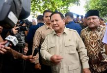 Percepatan Pemulihan Akses, Presiden Prabowo Tinjau Pengerjaan Jembatan Bailey Teupin Mane di Bireuen FOTO: Presiden Prabowo Subianto usai meninjau pembangunan Jembatan Bailey Teupin Mane di Kabupaten Bireuen, Provinsi Aceh, Minggu (07/12/2025). (Sumber: BPMI Setpres)
