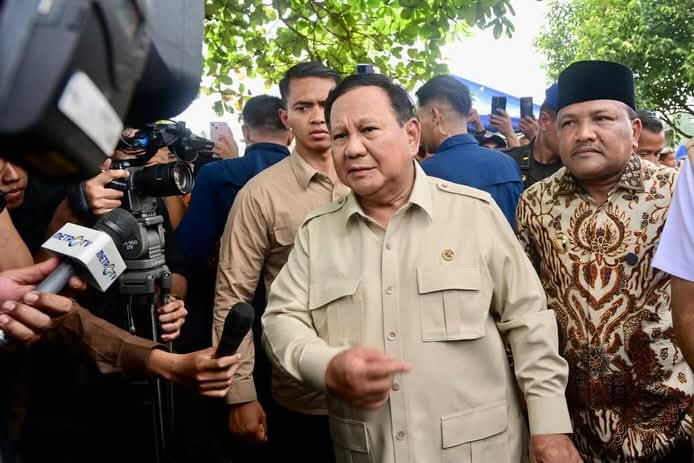 FB_IMG_1765189382647 FOTO: Presiden Prabowo Subianto usai meninjau pembangunan Jembatan Bailey Teupin Mane di Kabupaten Bireuen, Provinsi Aceh, Minggu (07/12/2025). (Sumber: BPMI Setpres)