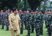 Potensi Cuaca Ekstrem, Gubernur Sulut Bersama Forkopimda Gelar Apel Siaga Bencana FOTO: Gubernur Sulut, Yulius Selvanus saat memeriksa tim siaga bencana di halaman Kantor Gubernur Sulawesi Utara (Sulut). Senin (8/12/2025).(Properti: Pemprov Sulut)