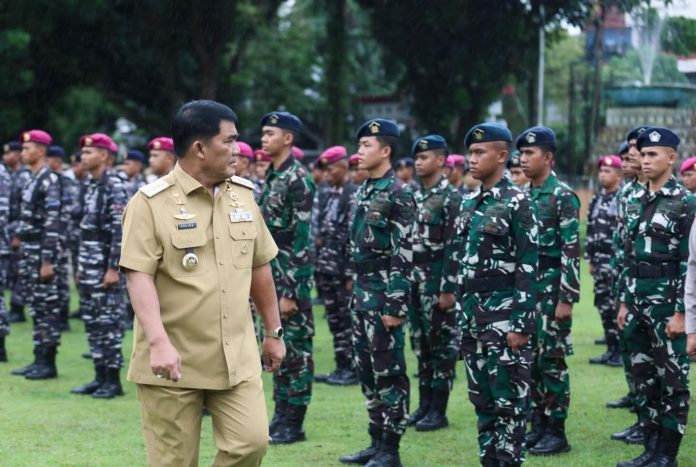 FOTO: Gubernur Sulut, Yulius Selvanus saat memeriksa tim siaga bencana di halaman Kantor Gubernur Sulawesi Utara (Sulut). Senin (8/12/2025).(Properti: Pemprov Sulut)