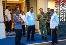 Menko Polkam Koordinasikan Tindak Lanjut Arahan Presiden Tangani Bencana di Sumatera FOTO: Menteri Koordinator Bidang Politik dan Keamanan Jenderal TNI (Purn) Djamari Chaniago, menggelar rapat koordinasi dengan Kapolri Jenderal Listyo Sigit Prabowo, Panglima TNI Jenderal Agus Subiyanto, dan Kepala BIN Jenderal TNI (Purn) Muhammad Herindra. (Humas Kemenko Polkam RI)