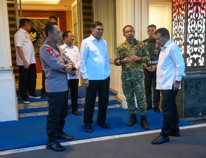 FB_IMG_1765208436279 FOTO: Menteri Koordinator Bidang Politik dan Keamanan Jenderal TNI (Purn) Djamari Chaniago, menggelar rapat koordinasi dengan Kapolri Jenderal Listyo Sigit Prabowo, Panglima TNI Jenderal Agus Subiyanto, dan Kepala BIN Jenderal TNI (Purn) Muhammad Herindra. (Humas Kemenko Polkam RI)