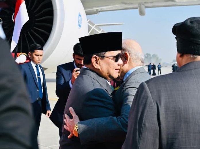 FOTO: Presiden RI Prabowo Subianto tiba di Islamabad, Pakistan, Senin (08/12/2025), sekitar pukul 12.00 waktu setempat, untuk memenuhi undangan resmi Perdana Menteri (PM) Pakistan Shehbaz Sharif. (Sumber: BPMI Setpres)