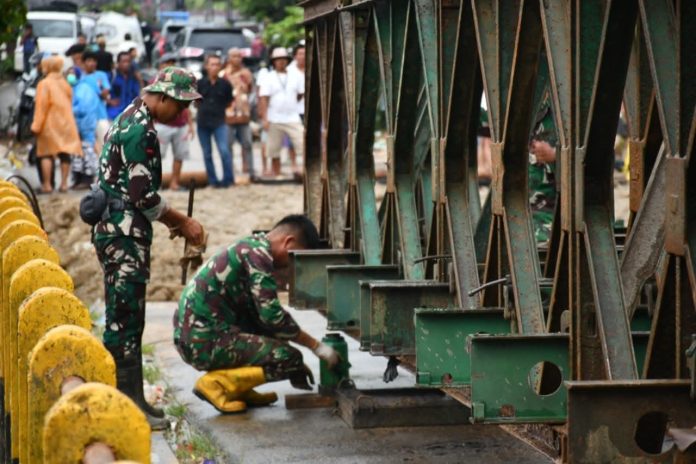 FOTO: Sejumlah jembatan darurat atau biasa disebut bailey mulai dipasang pada beberapa titik di wilayah Provinsi Sumatra Barat (Sumbar). Salah satunya sedang dilakukan pemasangan di Kabupaten Pasaman Barat, Senin (8/12).