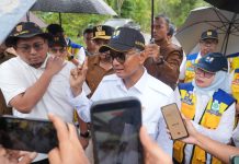 Menteri Pekerjaan Umum Tinjau Lokasi Perbaikan Pascabencana di Lembah Anai Sumbar FOTO: Menteri Pekerjaan Umum (PU), Dody Hanggodo, meninjau lokasi perbaikan pascabencana di Lembah Anai, bersama Wakil Gubernur Sumatera Barat, Vasko Ruseimy, Wakil Ketua Komisi VI DPR RI, Andre Rosiade, dan Bupati Tanah Datar Eka Putra, pada Senin (8/12). (Properti Kemen PU)