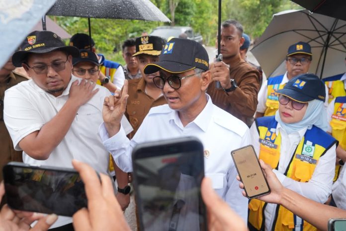 FB_IMG_1765248050289 FOTO: Menteri Pekerjaan Umum (PU), Dody Hanggodo, meninjau lokasi perbaikan pascabencana di Lembah Anai, bersama Wakil Gubernur Sumatera Barat, Vasko Ruseimy, Wakil Ketua Komisi VI DPR RI, Andre Rosiade, dan Bupati Tanah Datar Eka Putra, pada Senin (8/12). (Properti Kemen PU)
